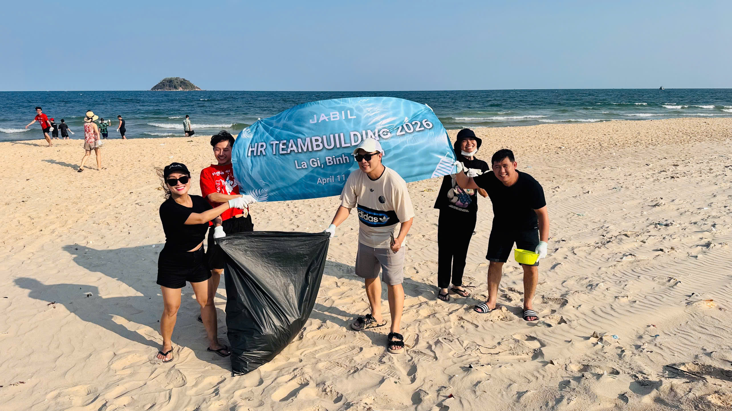 Vietnam Ho Chi Minh City - Beach cleaning (16)_VAN LE (1)